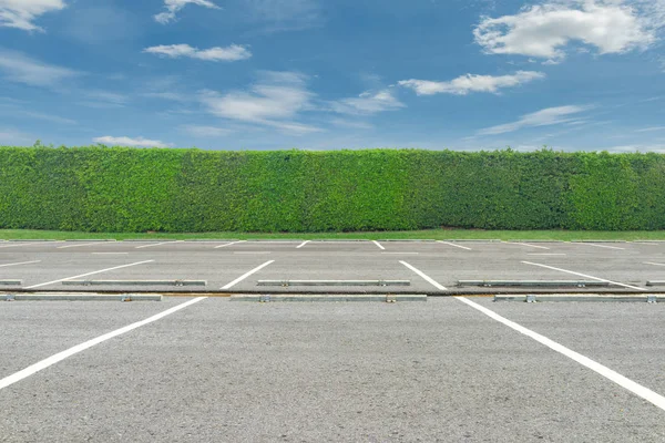 Mavi gökyüzü arka plan boş park yerinde