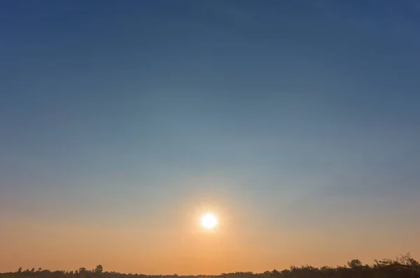 Sol en el cielo puesta del sol — Foto de Stock