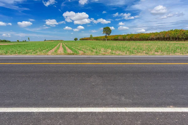 Asphalt road and countryside views — Stock Photo, Image