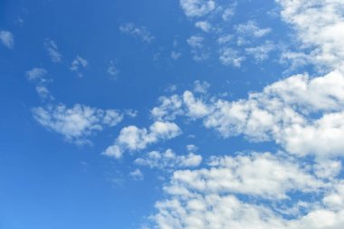 Mavi Gökyüzü bulutlu. Görünümü arıyorsunuz