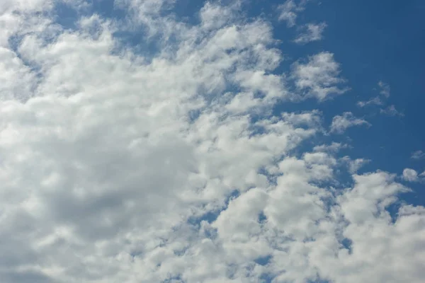Γαλάζιο του ουρανού με σύννεφα. Πρόσφατη προβολή — Φωτογραφία Αρχείου