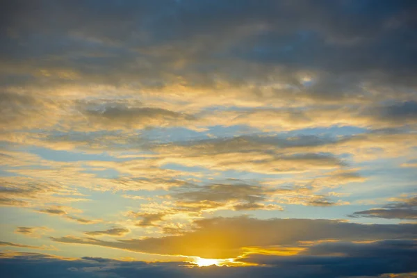 Gros plan des nuages et ciel coucher de soleil arrière-plan — Photo