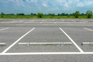 Mavi gökyüzü arka plan boş park yerinde