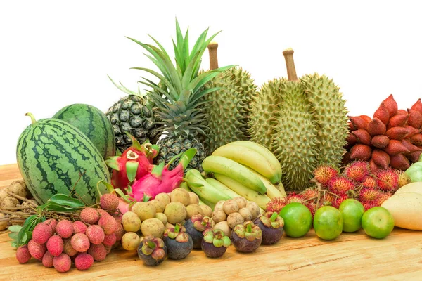 Frutas mistas frescas sobre mesa de madeira isolada sobre fundo branco . — Fotografia de Stock