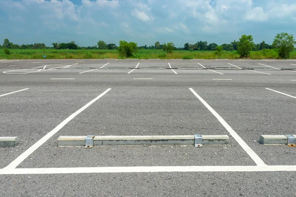 Порожня парковка на фоні блакитного неба — стокове фото