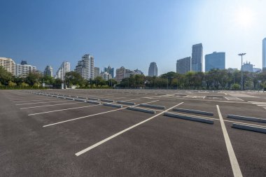 Mavi gökyüzü ve güneş yansıması ile şehir merkezinde boş park yeri