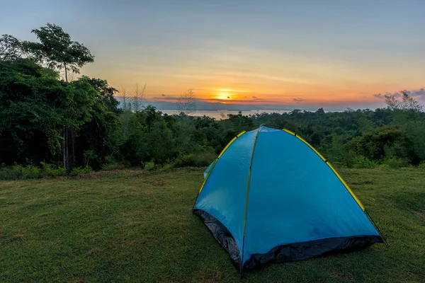 Tenda turística no acampamento entre o prado na montanha ao nascer do sol — Fotografia de Stock