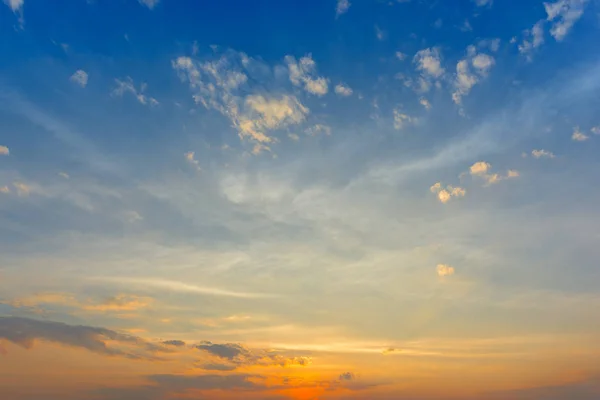 Gros plan des nuages et ciel coucher de soleil arrière-plan — Photo