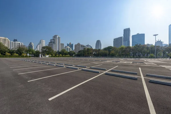 Mavi gökyüzü ve güneş yansıması ile şehir merkezinde boş park yeri