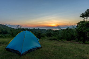 Turist çadır kampında gündoğumu dağ çayır arasında