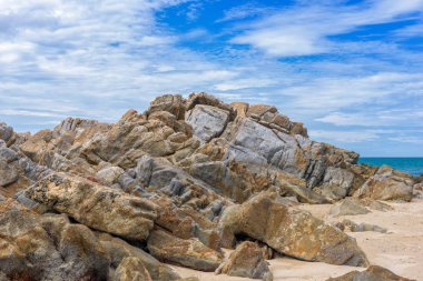 Sahilde güzel kayalar