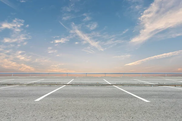 Gün batımı arka plan boş park yerinde