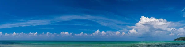नीले आकाश के साथ समुद्र तट का पैनोरमा — स्टॉक फ़ोटो, इमेज