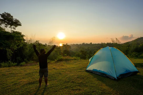Turist- och tält i lägret bland äng i berget vid soluppgången — Stockfoto