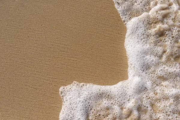 Az óceán lágy hulláma a homokos tengerparton — Stock Fotó