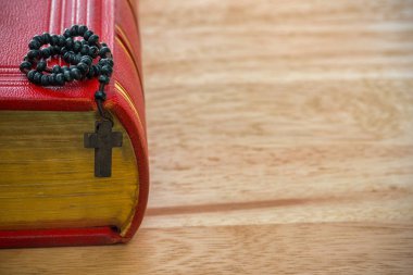 Katolik tespih ve İncil