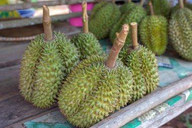 Durian pazarında ahşap tablo