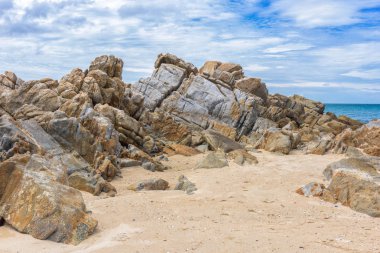 Sahilde güzel kayalar 