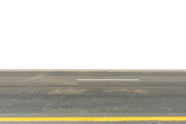 Zijaanzicht van de asfaltweg geïsoleerd op witte achtergrond. — Stockfoto
