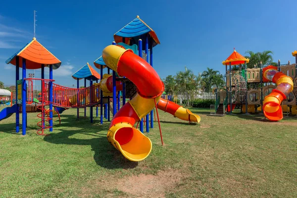 Parque infantil moderno no parque — Fotografia de Stock