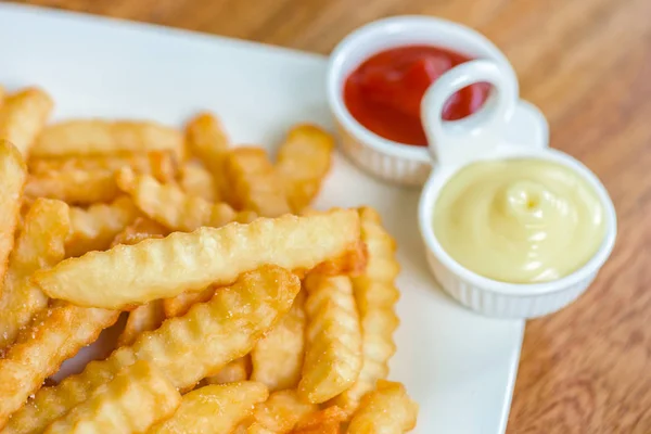 Pommes frites med ketchup på trä bakgrund. — Stockfoto