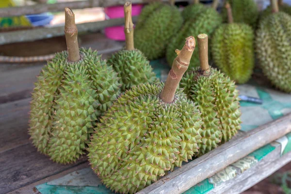 Durian di atas meja kayu di pasar — Stok Foto