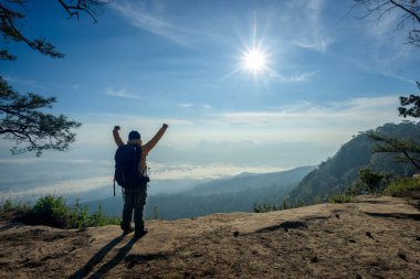 Sunrise - başarı kavramı yüz adam bir kayanın üstünde
