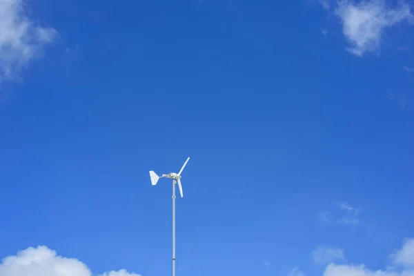 Wind turbine with blue sky — Stock Photo, Image