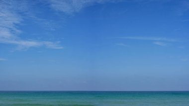 Mavi gökyüzü ile plaj Panoraması