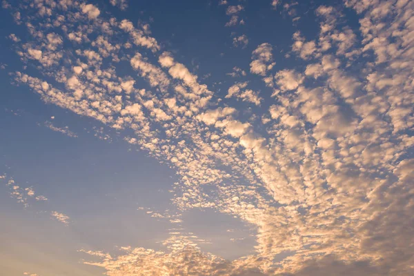 Gros plan des nuages et du coucher du soleil — Photo