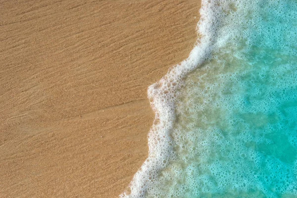 Onda do mar no fundo da praia de areia — Fotografia de Stock