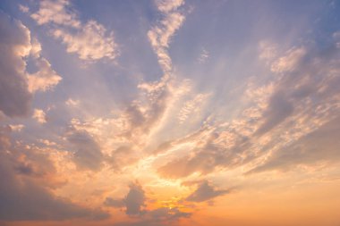 Bulutlar ve günbatımı gökyüzü arka plan