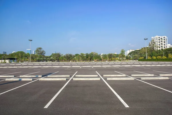 Mavi gökyüzü ile şehir merkezinde boş park yeri