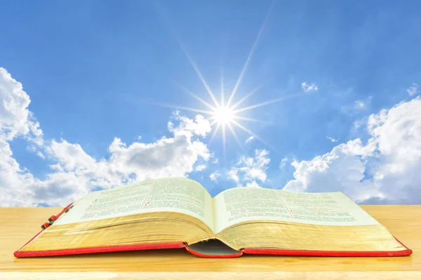 Offene Bibel Mit Sonne Und Blauem Himmel — Stockfoto