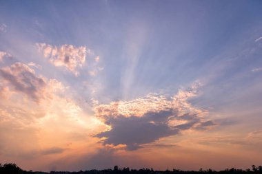 Bulutları ve gün batımı gökyüzü arka planını kapatın