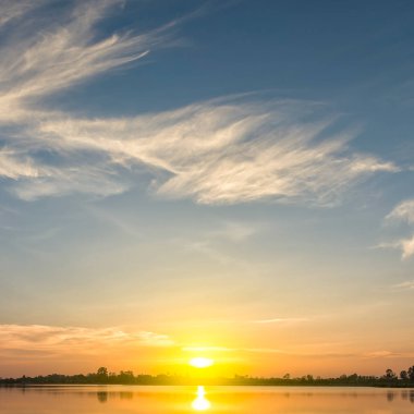 Bulutları ve gün batımı gökyüzünü kapatın