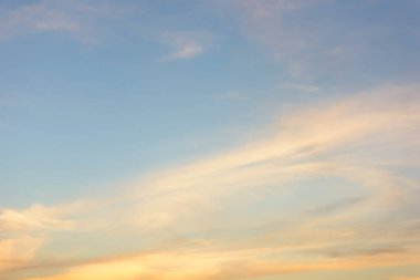 Bulutlar ve günbatımı gökyüzü arka plan