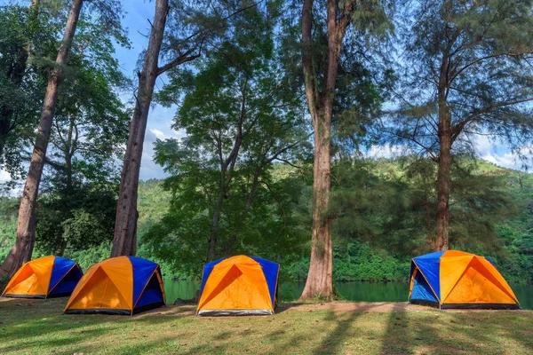 Camping Och Tältplatser Nära Floden Med Visa Berg — Stockfoto