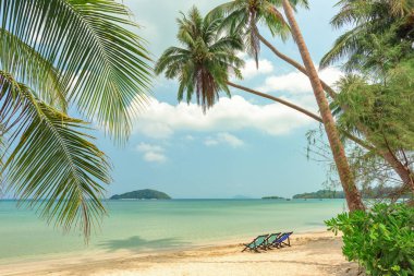 Plaj sandalyeleri beyaz üzerine Tayland beach ve tropikal deniz kum.