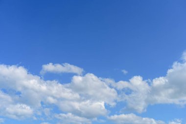 Mavi gökyüzünde beyaz bulutlar.