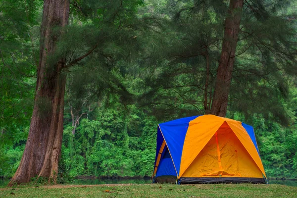 Camping Och Tältplatser Nära Floden Med Visa Berg — Stockfoto