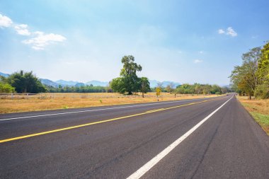 Asfalt yol ve kırsal kez bakıldı