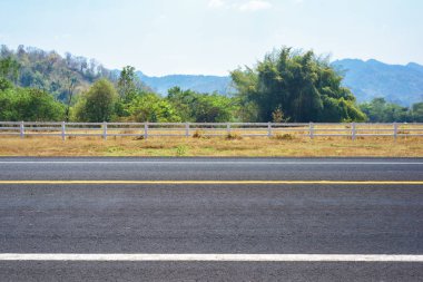 Asfalt yol ve kırsal kez bakıldı