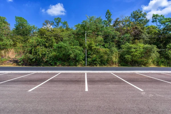 Pusty Parking Lasu Piękne Błękitne Niebo — Zdjęcie stockowe