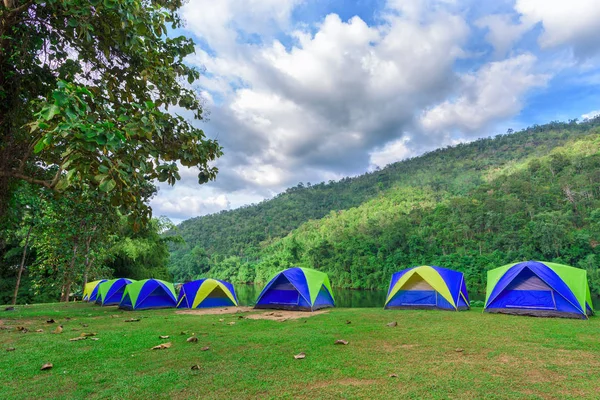 Camping Och Tältplatser Nära Floden Med Visa Berg — Stockfoto