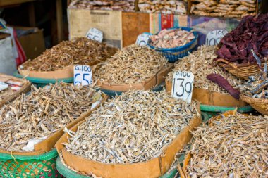 Kurutulmuş balık pazarında, Sri Lanka.
