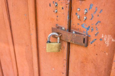 Kapıdaki eski kilit.. 