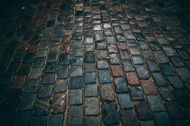 Yağmurdan sonra büyük kaldırımlarla döşenmiş ıslak kaldırımlar..