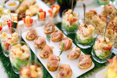 Küçük bir atıştırmalık için yazlık masa için süper seçenek