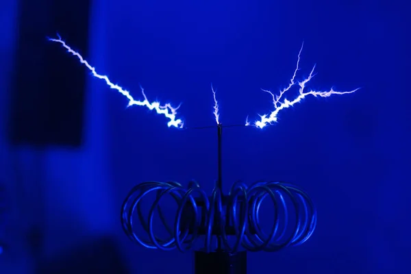 De man op Tesla toont bliksem. Statische elektriciteit. Rechtenvrije Stockafbeeldingen